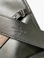 SWORD LUXURY CarryAll siyah kuzu derisi omuz çantası üzerinde Louis Vuitton Paris kabartmalı logo detayı