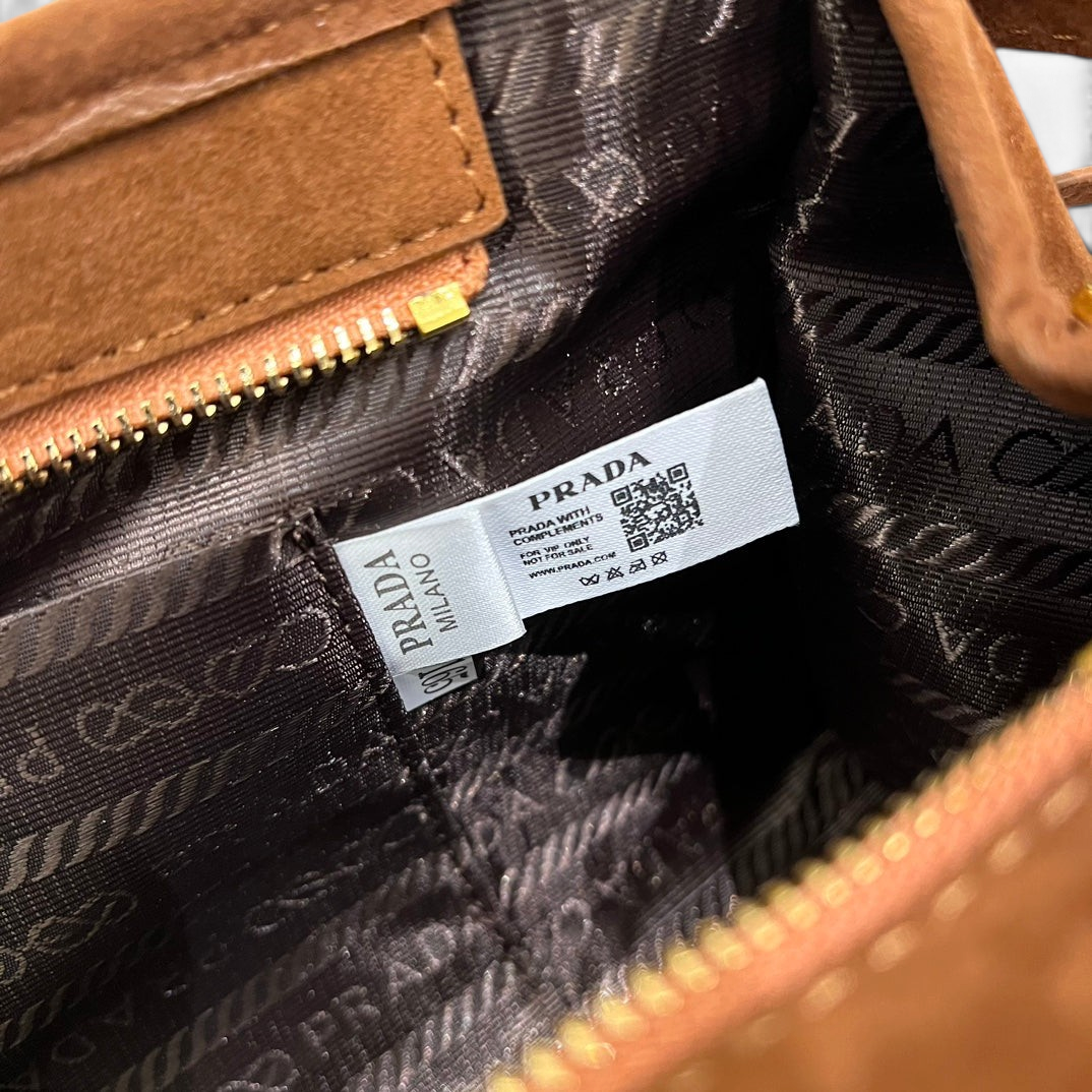 SWORD LUXURY SoftLux süet çanta iç astarı, Prada marka etiketi ve fermuar detayı ile detaylı görünüm.