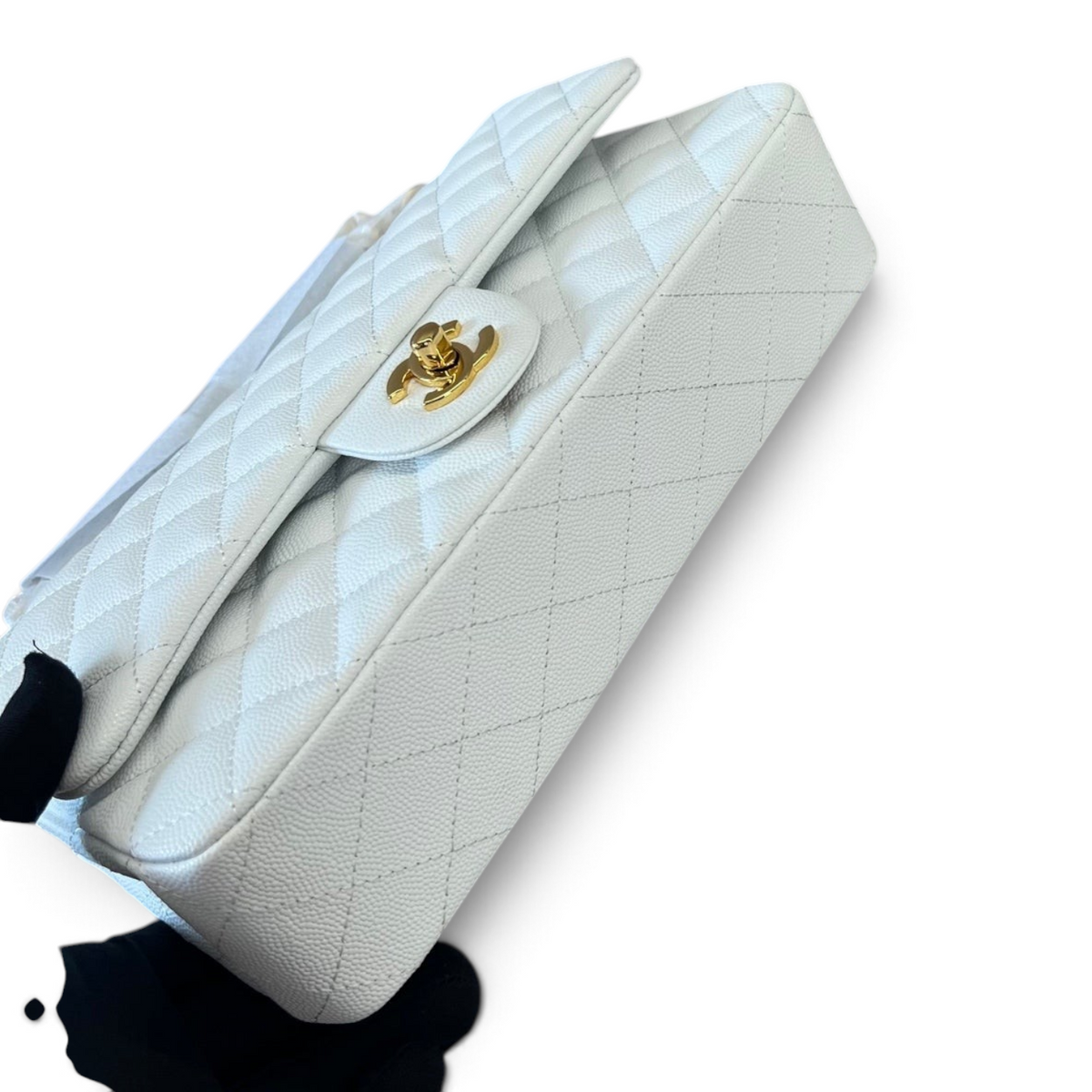 SWORD LUXURY beyaz kapitone caviar deri Chanel Classic Double Flap çanta, altın renkli CC kilit detayı ile.