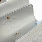 SWORD LUXURY Chanel beyaz caviar deri kapitone çanta iç detayı, altın rengi CC logosu ve Made in France damgası.