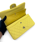 SWORD LUXURY sarı renkli, kapitone desenli, ikonik CC kilitli ve deri astarlı Chanel Double Flap çanta iç görünümü