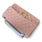 SWORD LUXURY marka pembe kapitone caviar deri Chanel Classic Double Flap çanta, altın tonlu CC kilit detaylı.