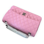 SWORD LUXURY imzalı, elmas kapitone desenli, pembe caviar deri Chanel Classic Double Flap çanta, gümüş tonlu CC kilitli.