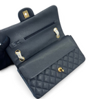 SWORD LUXURY siyah kapitone caviar deri Chanel Double Flap çanta, iç detayları ve altın tonlu donanımı ile.
