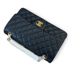SWORD LUXURY marka, elmas kapitone desenli, siyah caviar deri Chanel Classic Double Flap çanta, altın tonlu CC kilit.