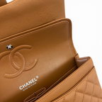 SWORD LUXURY taba rengi kapitone caviar deri Chanel Classic Double Flap çanta iç detay ve CC logo görünümü