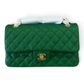 SWORD LUXURY yeşil kapitone caviar deri Chanel Classic Double Flap çanta, altın tonlu CC kilit detaylı.
