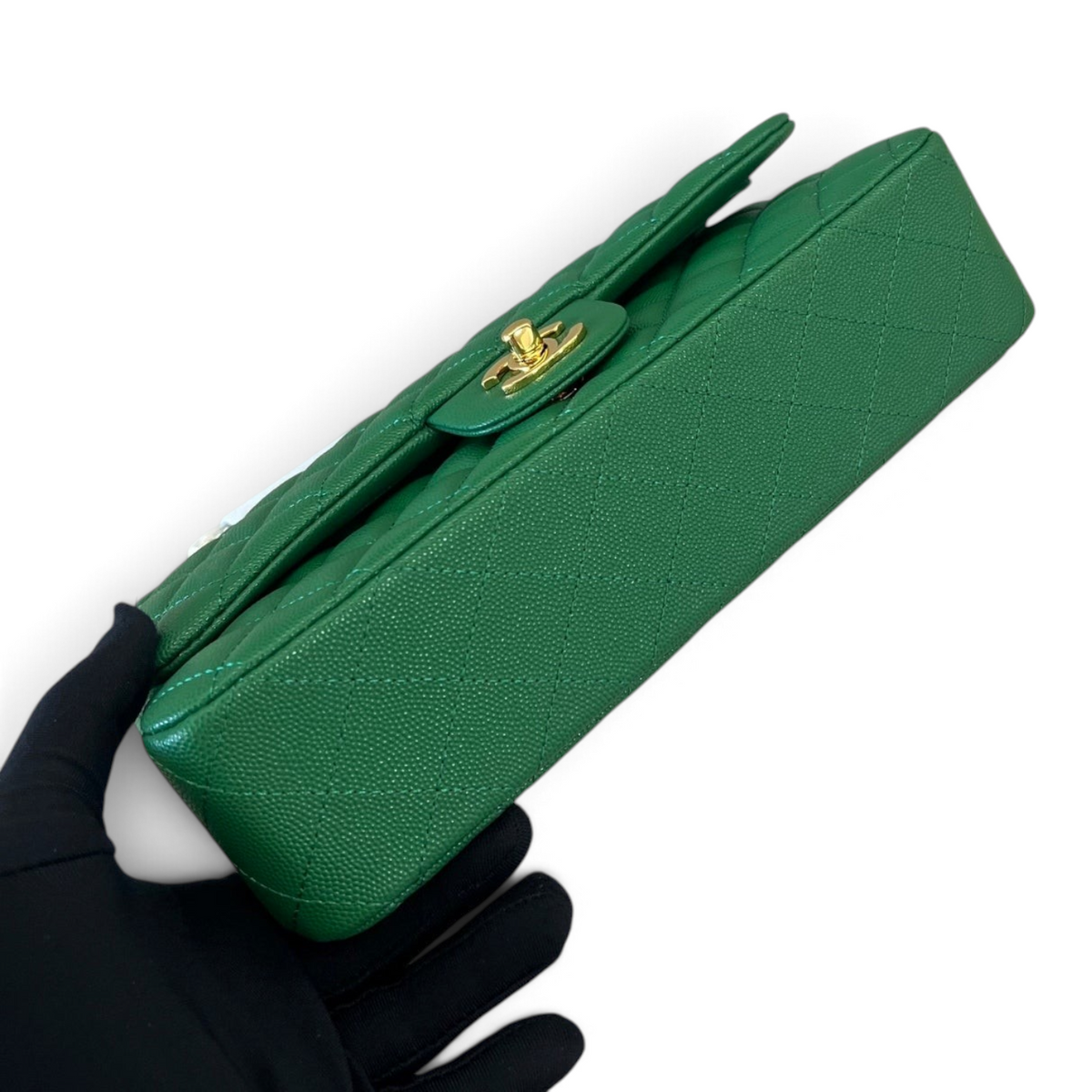 SWORD LUXURY marka yeşil kapitone caviar deri Chanel Classic Double Flap çanta, altın tonlu CC kilit detaylı.