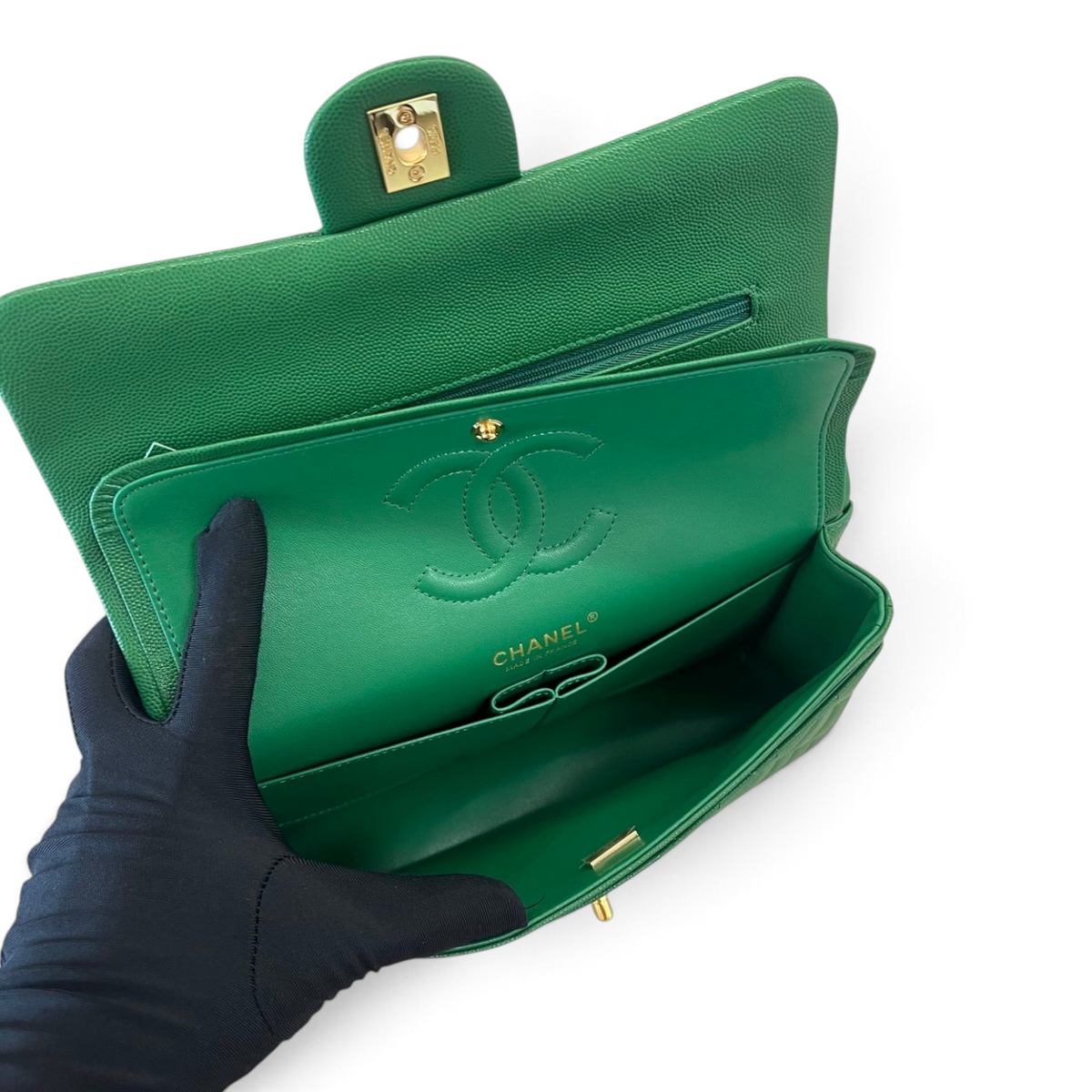 SWORD LUXURY yeşil renkli, kapitone desenli, caviar deri Chanel Classic Double Flap çanta iç detay görünümü