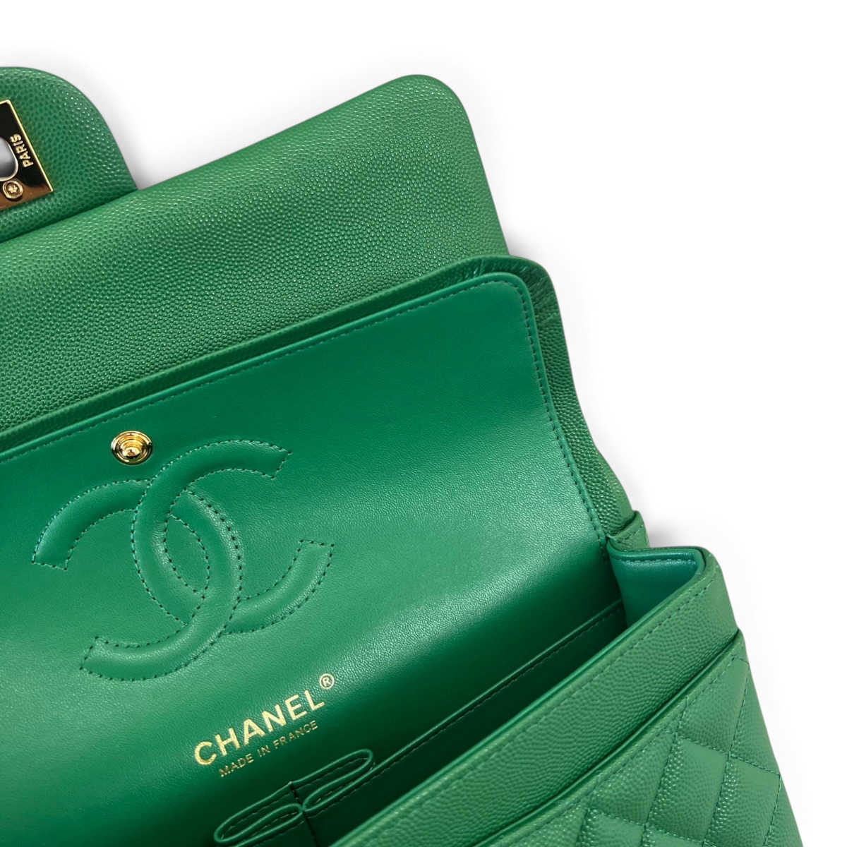 SWORD LUXURY yeşil renkli, kapitone desenli, ikonik CC logolu ve deri astarlı Chanel Classic Double Flap çanta içi.