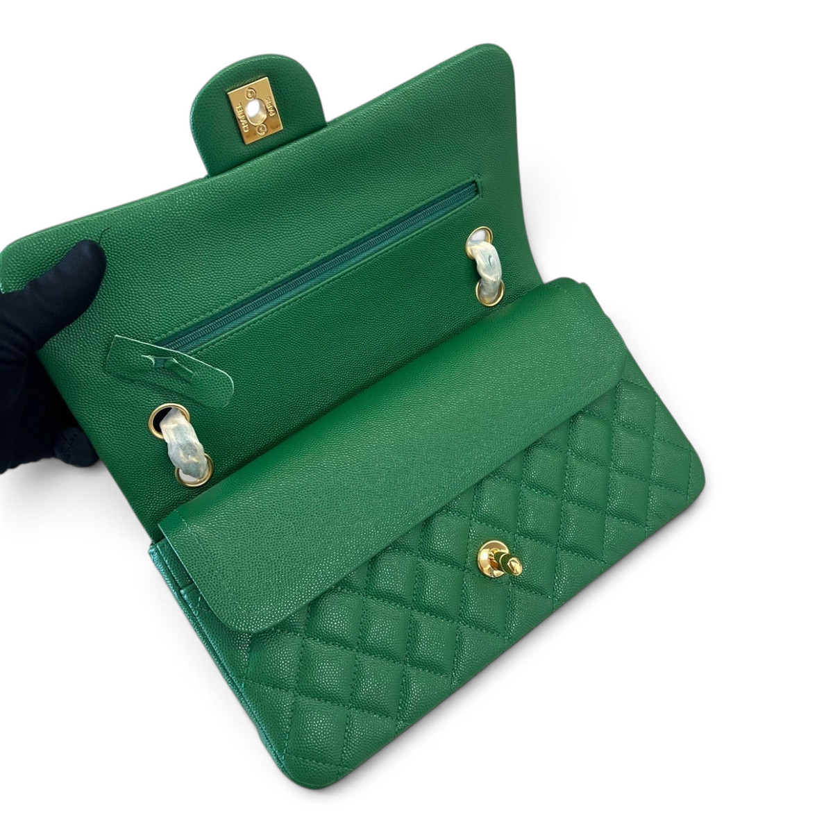 SWORD LUXURY yeşil kapitone caviar deri Chanel Classic Double Flap çanta, altın donanımlı iç detaylar ve fermuarlı bölme.
