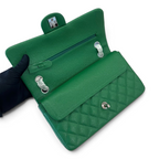 SWORD LUXURY imzalı, yeşil kapitone caviar deri Chanel Classic Double Flap çanta, iç detayları ve zincir askısı ile.
