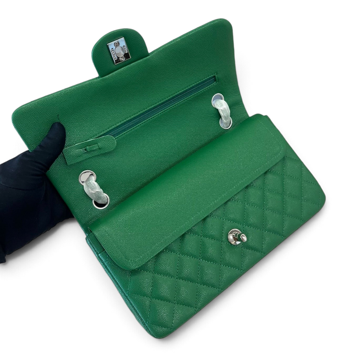 SWORD LUXURY imzalı, yeşil kapitone caviar deri Chanel Classic Double Flap çanta, iç detayları ve zincir askısı ile.