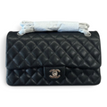 SWORD LUXURY siyah kapitone caviar deri Chanel Classic Double Flap çanta, siyah donanımlı ikonik CC kilitli.
