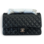SWORD LUXURY siyah kapitone caviar deri Chanel Classic Double Flap çanta, siyah donanımlı ikonik CC kilitli.