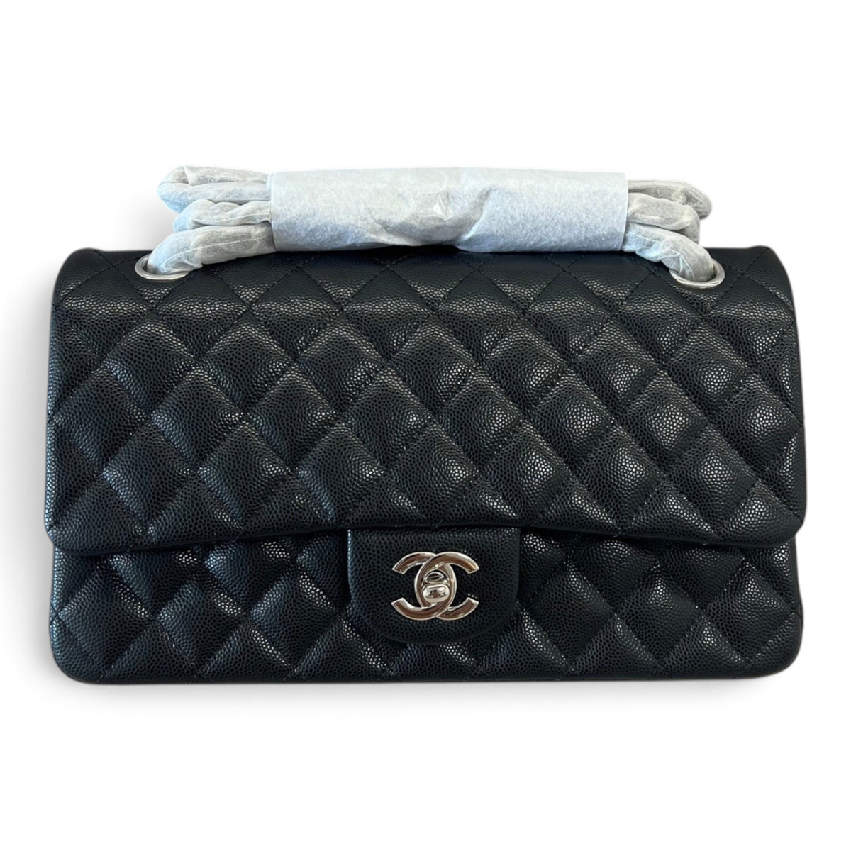 SWORD LUXURY siyah kapitone caviar deri Chanel Classic Double Flap çanta, siyah donanımlı ikonik CC kilitli.
