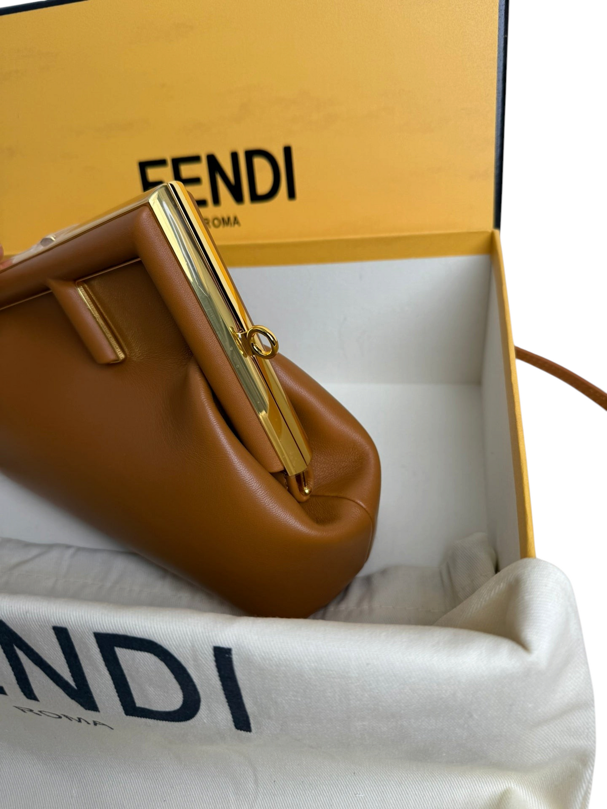 SWORD LUXURY Fendi First Small çanta, altın tonlu metal çerçeveli taba rengi deri tasarım ve orijinal kutusu.