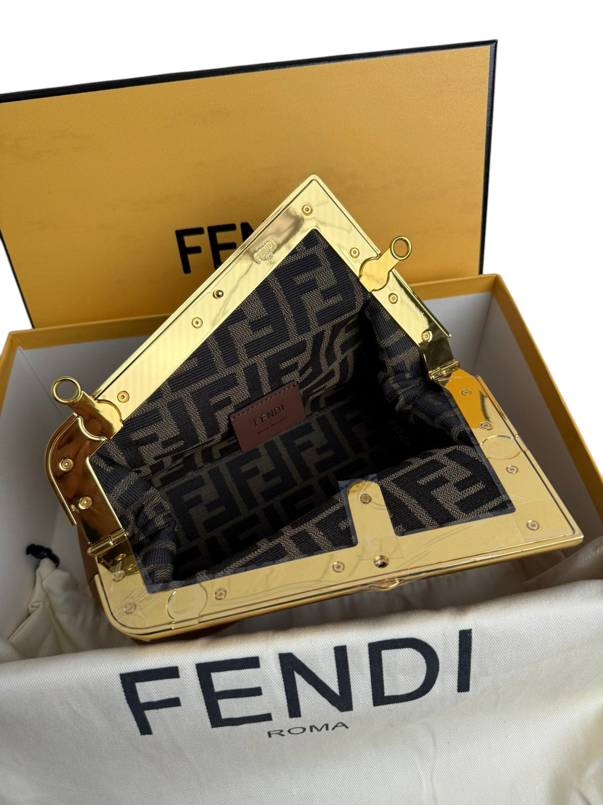 SWORD LUXURY Fendi First Small çanta, altın tonlu metal çerçeveli ve ikonik FF logolu iç astarlı, kutusunda açık görünüm.