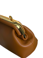 SWORD LUXURY Fendi First Small kahverengi deri çanta, altın tonlu metal çerçeve ve ikonik F klips detayı ile.