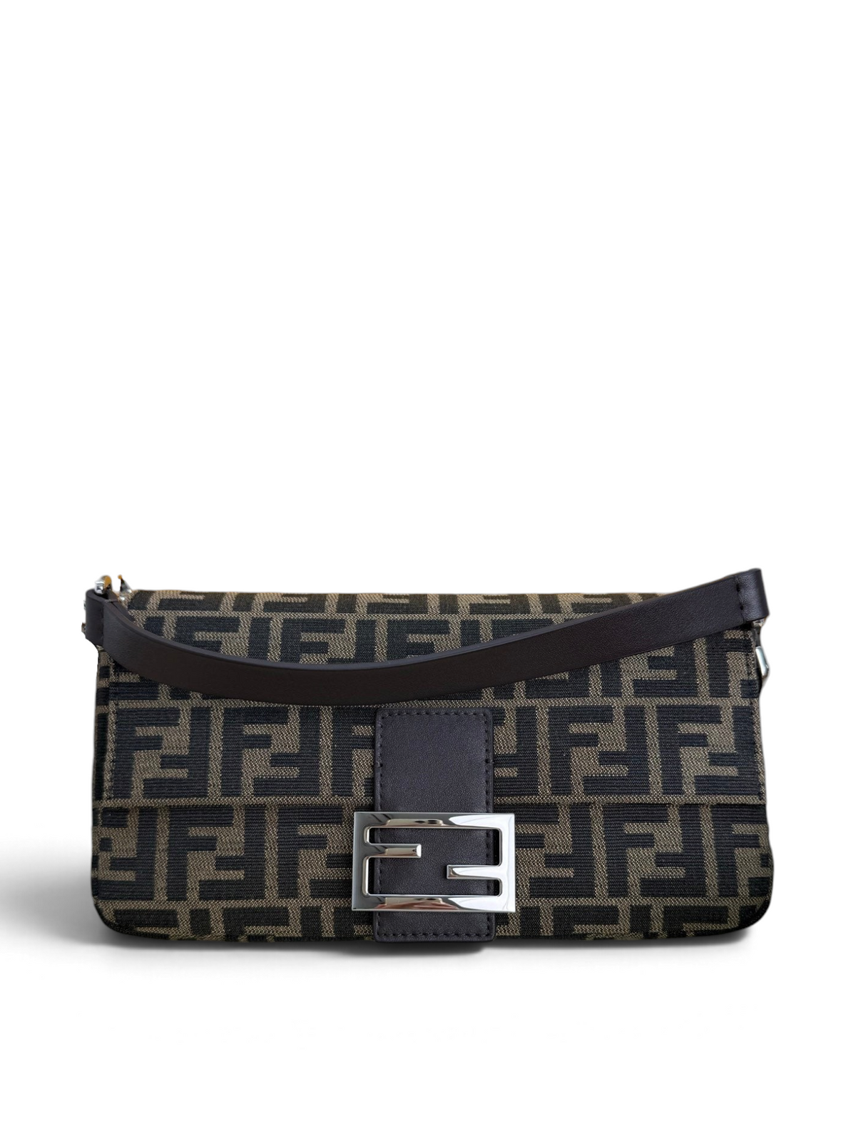 SWORD LUXURY Fendi Baguette çanta, ikonik FF kanvas kumaş, deri detaylar ve gümüş tonlu metal toka ile kutusunda.