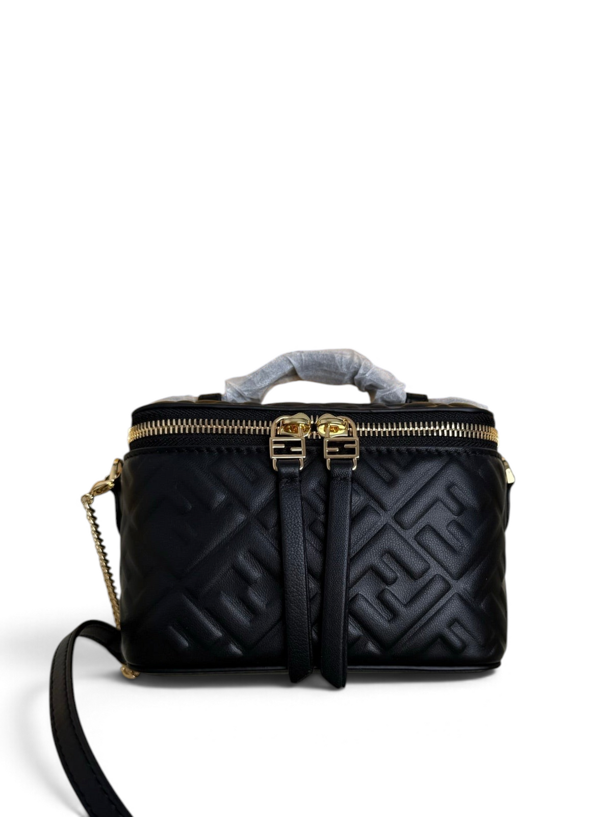 SWORD LUXURY Fendi siyah kapitone deri Vanity Case çanta, altın tonlu donanım ve çıkarılabilir omuz askısı ile.