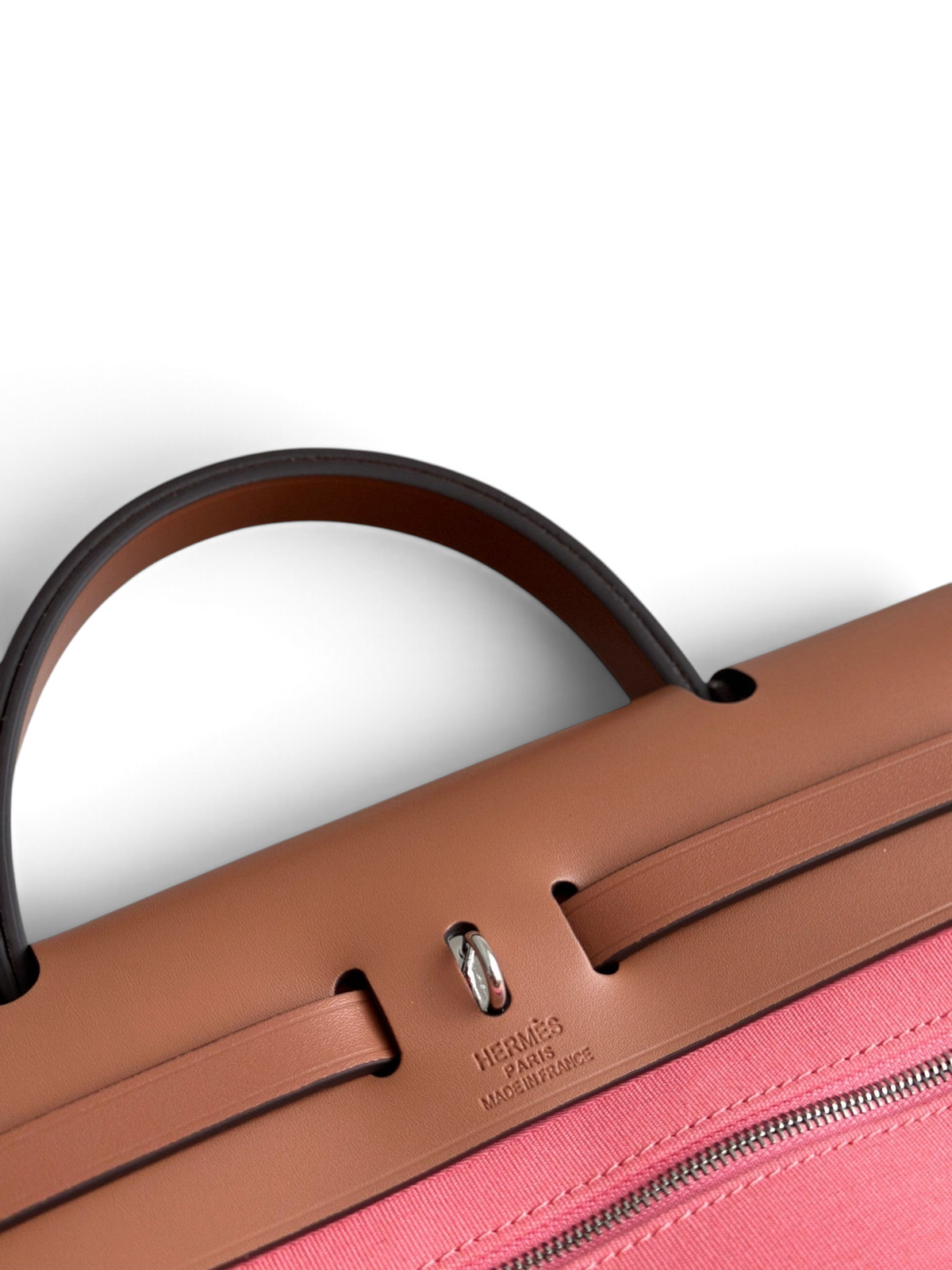 SWORD LUXURY Hermès Herbag 31 çanta, kahverengi deri kapaklı ve pembe kanvas gövdeli, Clou de Selle detaylı.