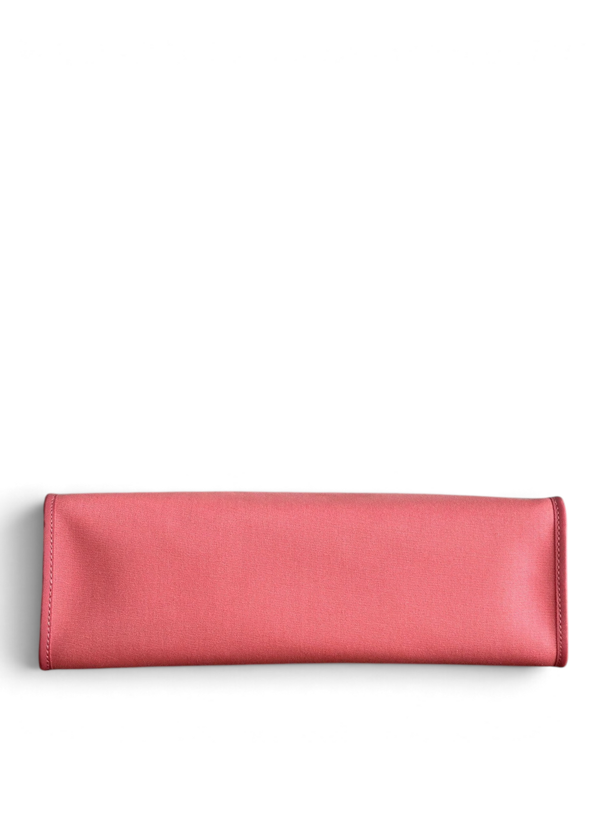 SWORD LUXURY Hermès Herbag 31 çanta, pembe deri taban detayı ile ahşap yüzey üzerinde sergileniyor.