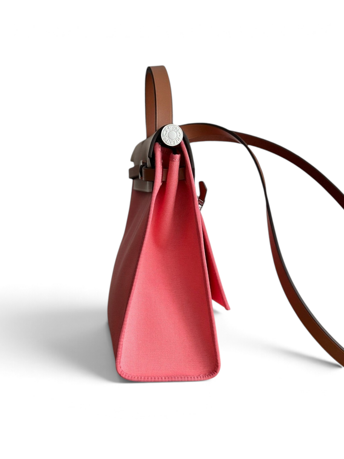 SWORD LUXURY marka pembe kanvas ve deri detaylı Hermès Herbag 31 çanta, yan profil görünümü.