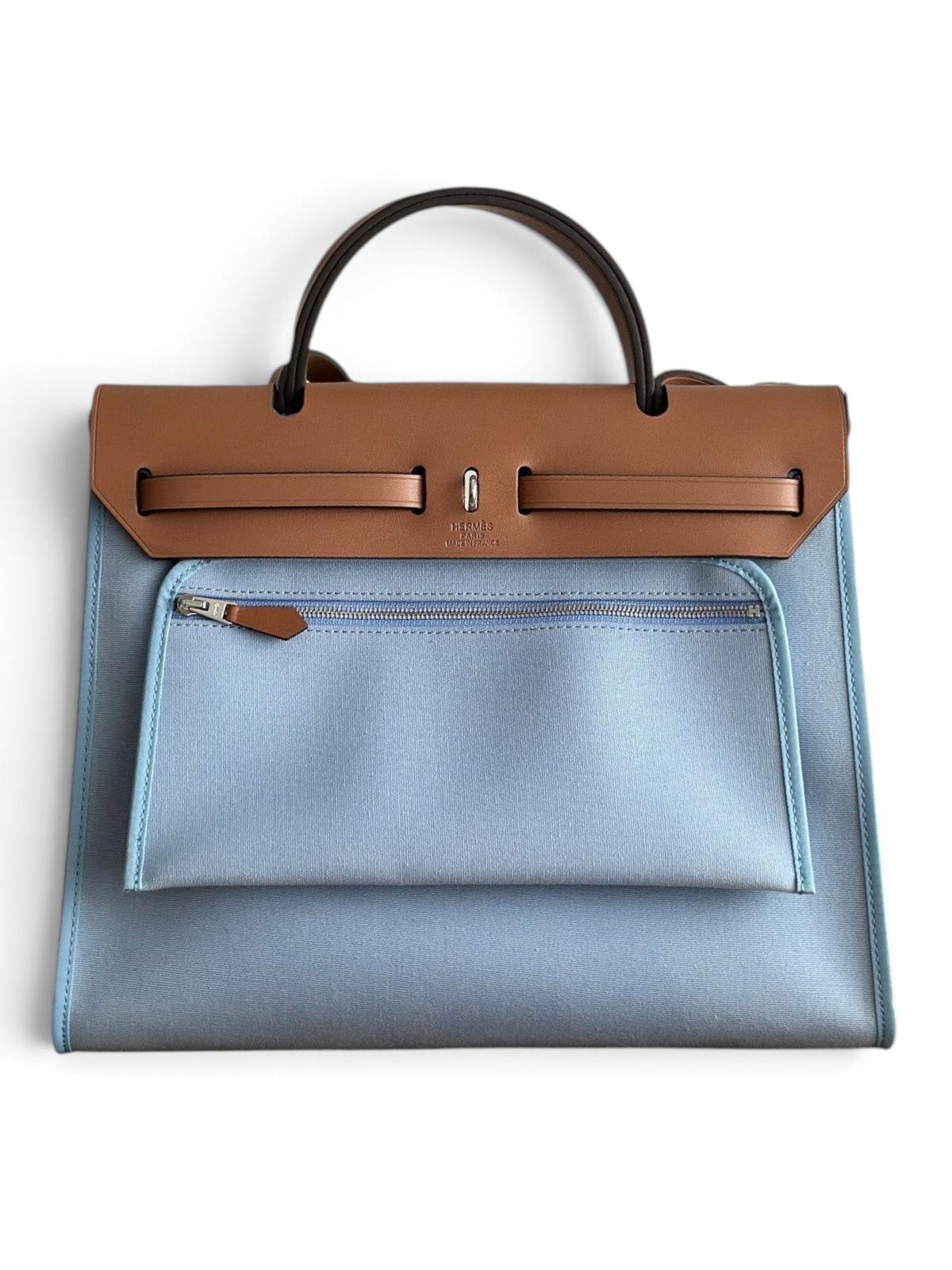 SWORD LUXURY marka, açık mavi kanvas ve taba rengi deri detaylı, Clou de Selle kilitli şık Hermès Herbag 31 çanta.