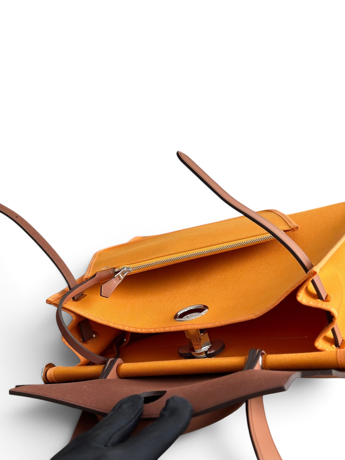 SWORD LUXURY marka turuncu kanvas ve deri detaylı Herbag 31 çanta, iç fermuarlı bölmesi ve şık tasarımıyla.