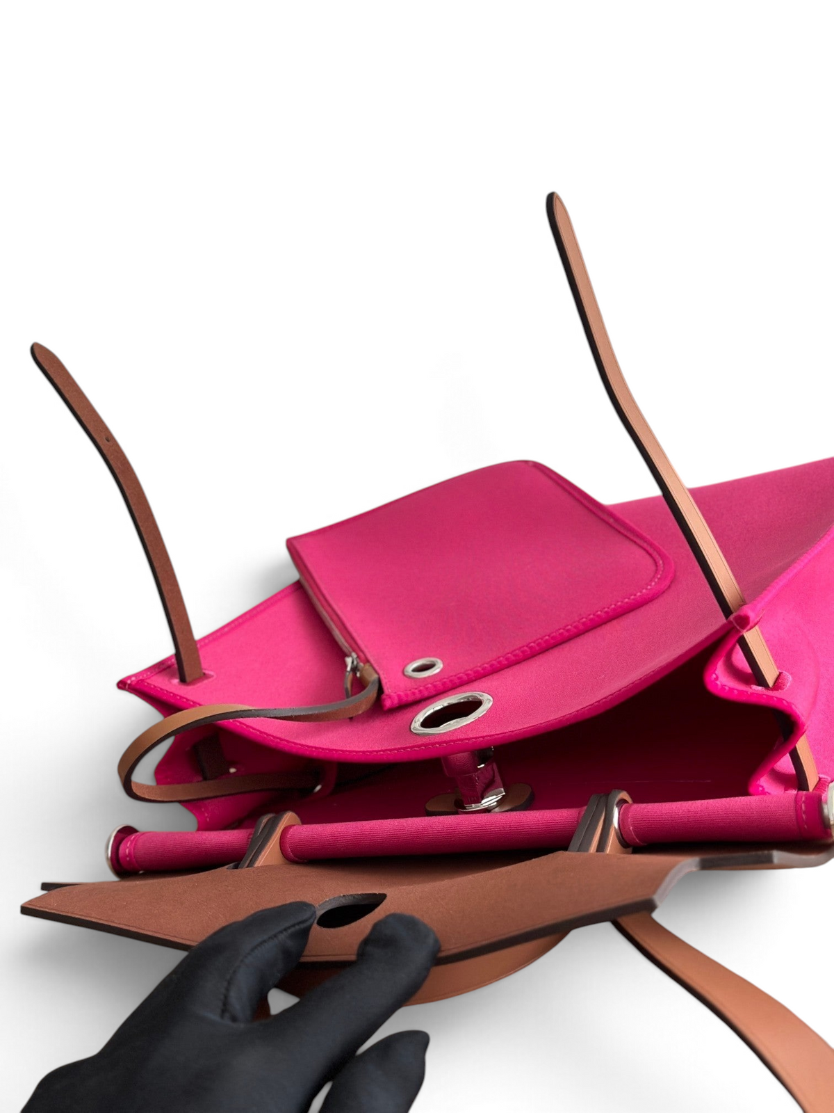 SWORD LUXURY marka, canlı pembe kanvas ve kahverengi deri detaylı, ikonik Clou de Selle kilitli Herbag 31 çanta.