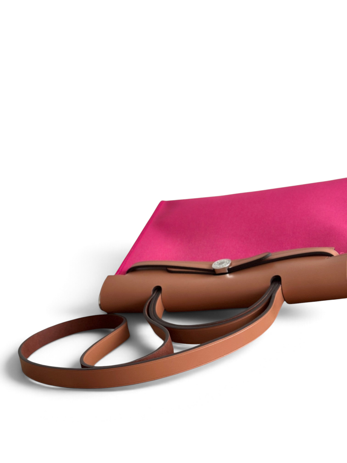 SWORD LUXURY Hermès Herbag 31 pembe kanvas ve taba deri detaylı çanta, şık ve modern tasarımıyla öne çıkıyor.