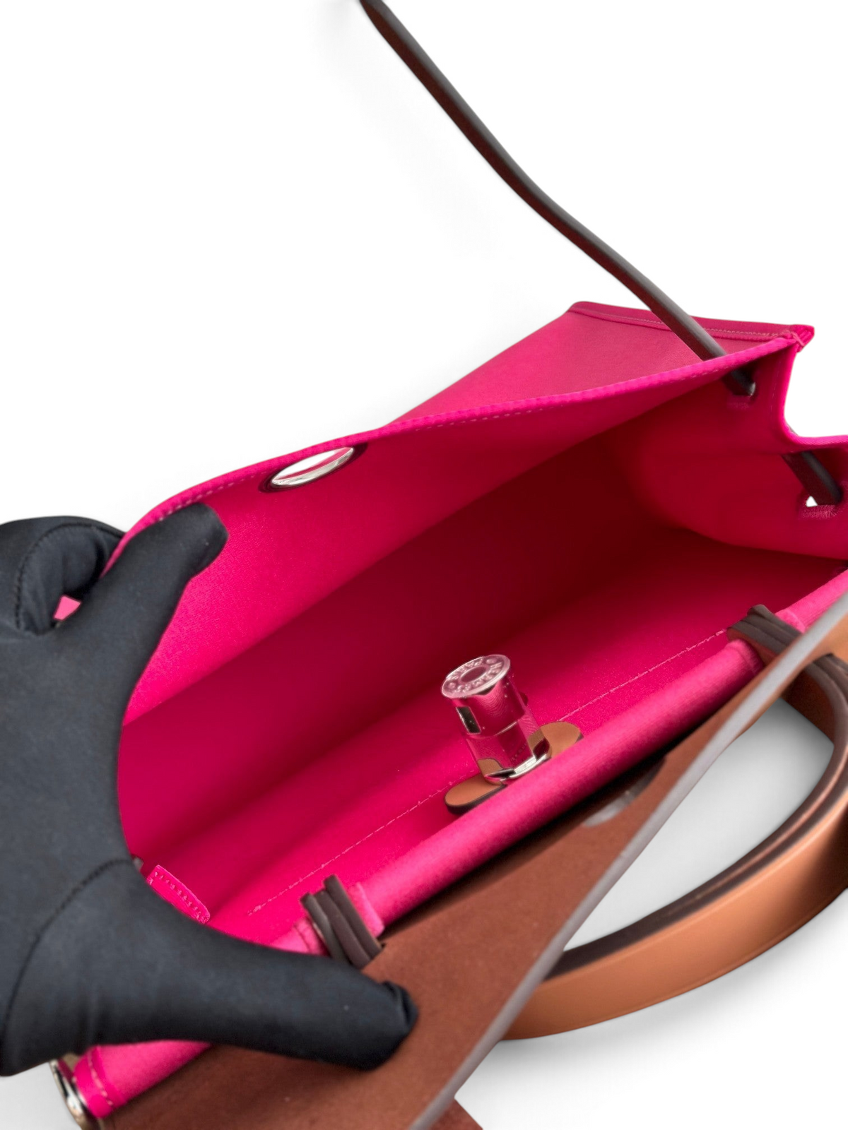 SWORD LUXURY Hermès Herbag 31 çanta, canlı pembe kanvas iç kısım ve kahverengi deri detaylı, metal kilit mekanizmalı.