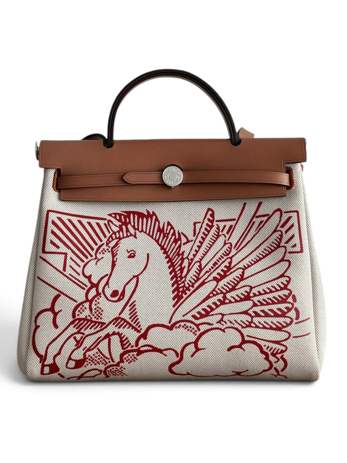 SWORD LUXURY Hermès Herbag 31 çanta, kırmızı at desenli kanvas gövde ve kahverengi deri detaylara sahip şık tasarım.