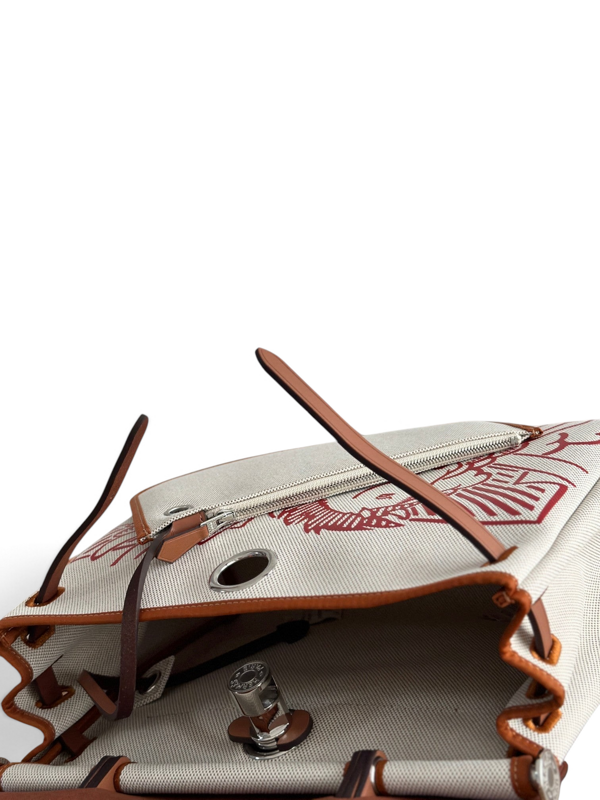 SWORD LUXURY Herbag 31 çanta, kırmızı desenli kanvas gövde, deri detaylar ve Clou de Selle kilit mekanizması ile.