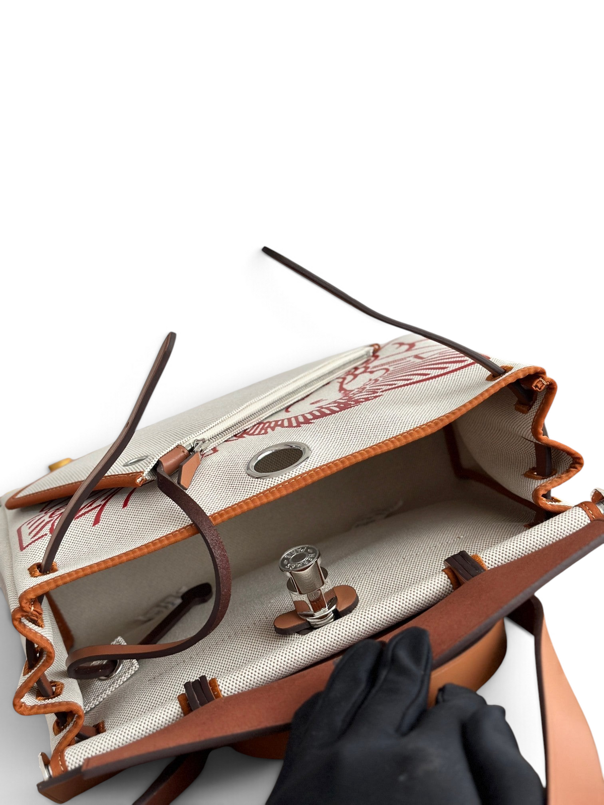 SWORD LUXURY Hermès Herbag 31 çanta, iç kısmı ve Clou de Selle kilit mekanizması detaylı, desenli kanvas ve deri tasarım.