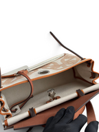SWORD LUXURY Hermès Herbag 31 çanta, bej kanvas gövde, taba deri detaylar ve metalik Clou de Selle kilit mekanizması.