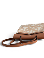 SWORD LUXURY Herbag 31 çanta, taba rengi deri kapaklı ve desenli kanvas gövdeli, şık ve modern tasarım.