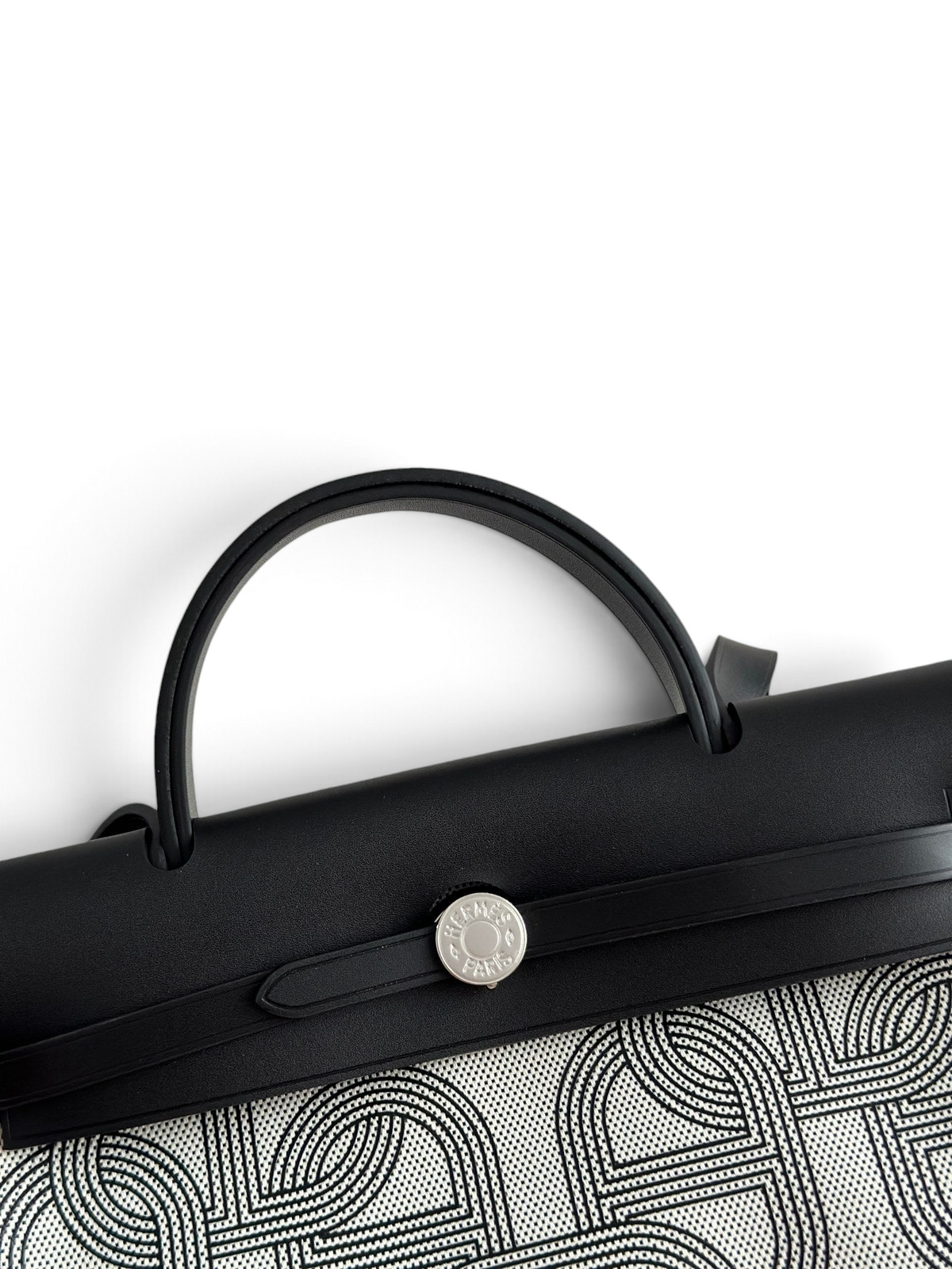 SWORD LUXURY imzalı siyah deri ve desenli kanvas detaylı Hermès Herbag 31 çanta, Clou de Selle kilitli.