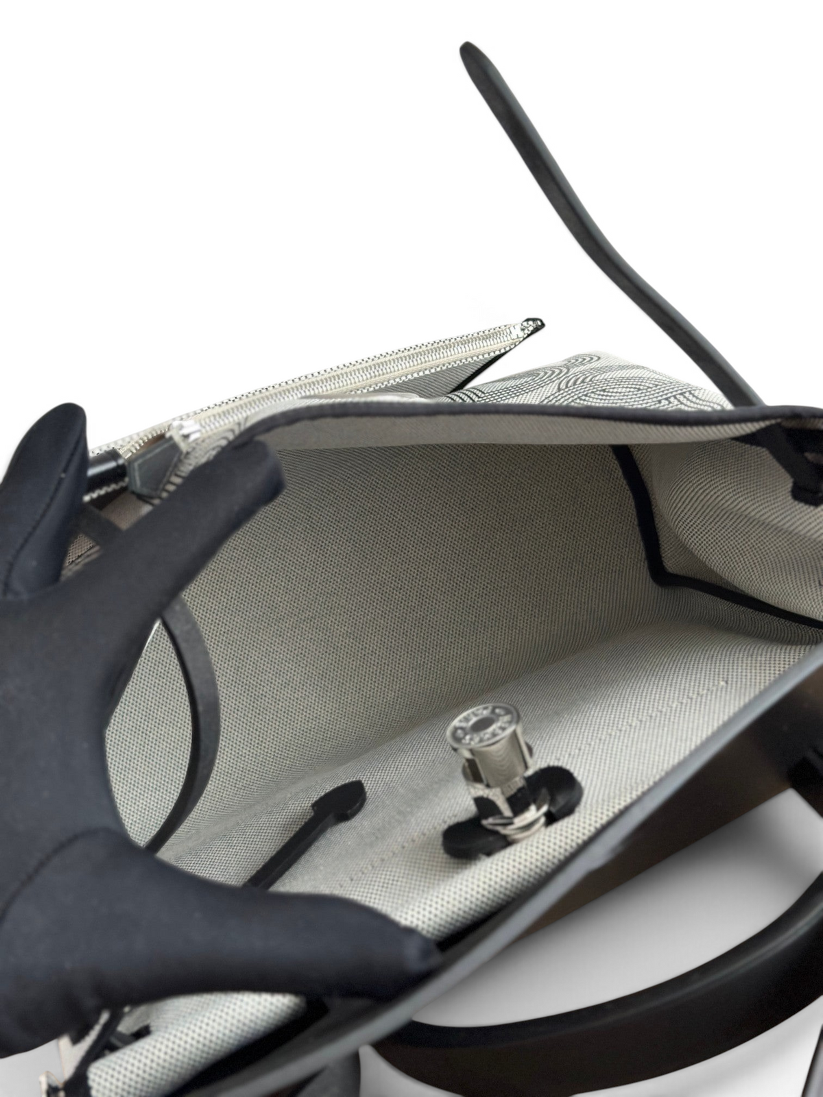 SWORD LUXURY Herbag 31 çanta, iç kısmı ve metalik Clou de Selle kilit detayı ile açık görünüm