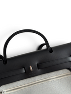 SWORD LUXURY Hermès Herbag 31 siyah deri kapaklı ve kanvas gövdeli lüks çanta detayı