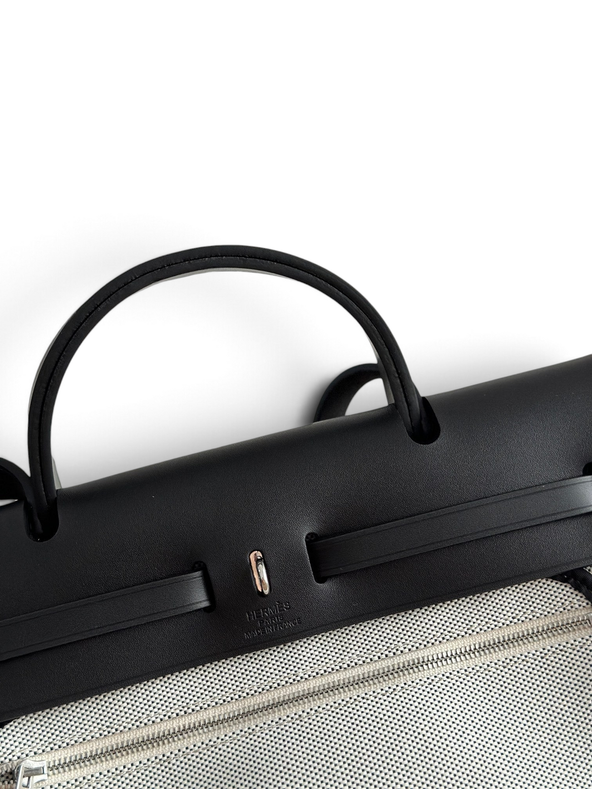 SWORD LUXURY Hermès Herbag 31 siyah deri kapaklı ve kanvas gövdeli lüks çanta detayı