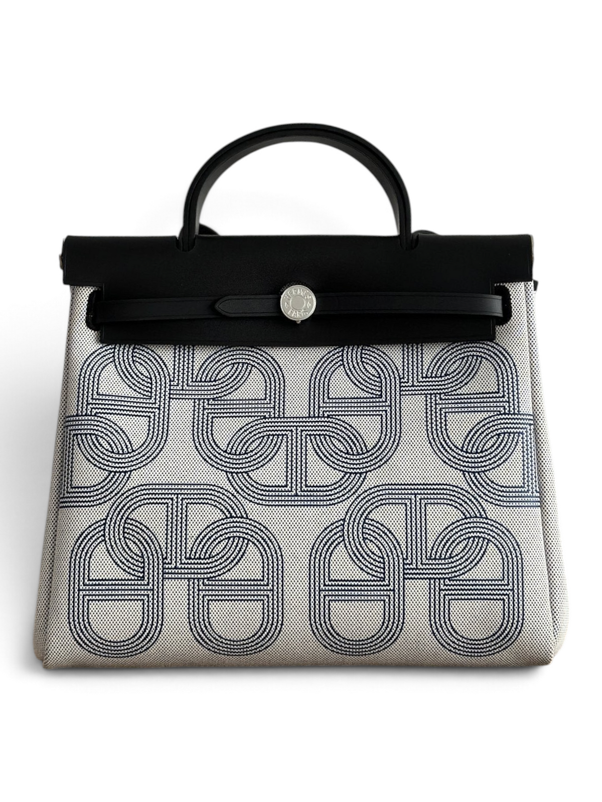 SWORD LUXURY Hermès Herbag 31 çanta, siyah deri kapaklı ve desenli kanvas gövdeli, şık ve modern tasarım.