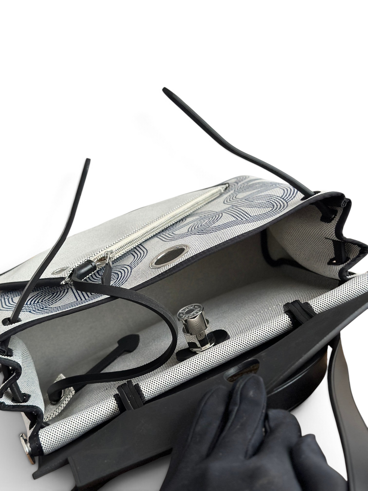 SWORD LUXURY Hermès Herbag 31 çanta, sanatsal baskılı kanvas gövde ve siyah deri detaylara sahip iç görünüm.