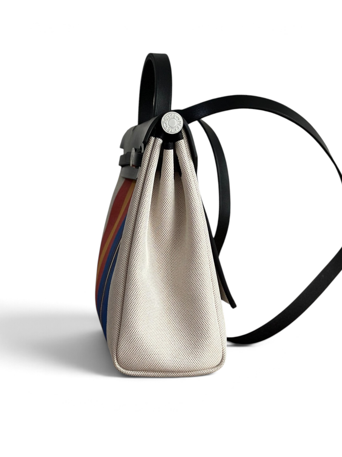 SWORD LUXURY Herbag 31 çanta, yan profilden deri saplı ve renkli desenli kanvas gövdeli, şık ve modern tasarım.