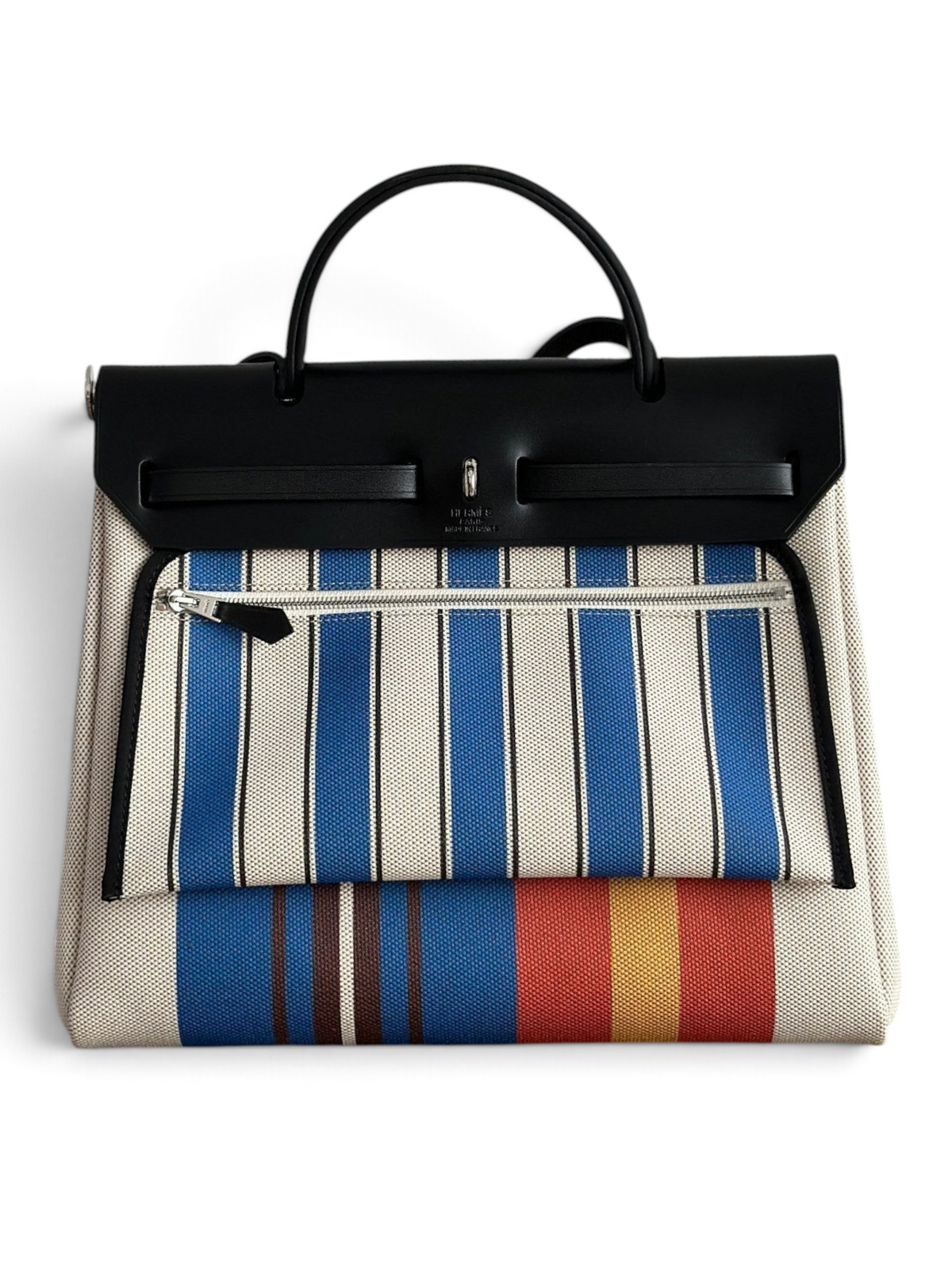 SWORD LUXURY Hermès Herbag 31 çanta, çizgili kanvas gövde, siyah deri kapak ve Clou de Selle detaylı şık tasarım.