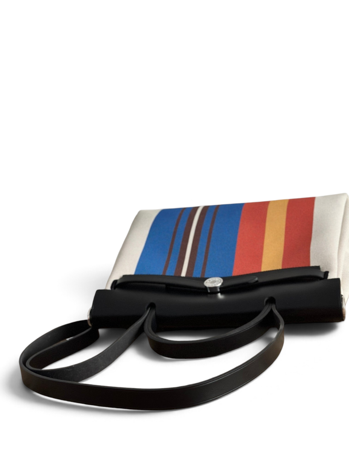 SWORD LUXURY imzalı, renkli çizgili kanvas gövdeli ve siyah deri detaylı şık Hermès Herbag 31 çanta.