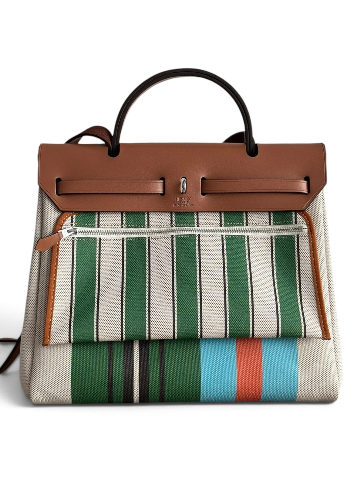 SWORD LUXURY Hermès Herbag 31 çanta, yeşil ve çizgili desenli kanvas gövde, kahverengi deri kapak ve sap detaylı.