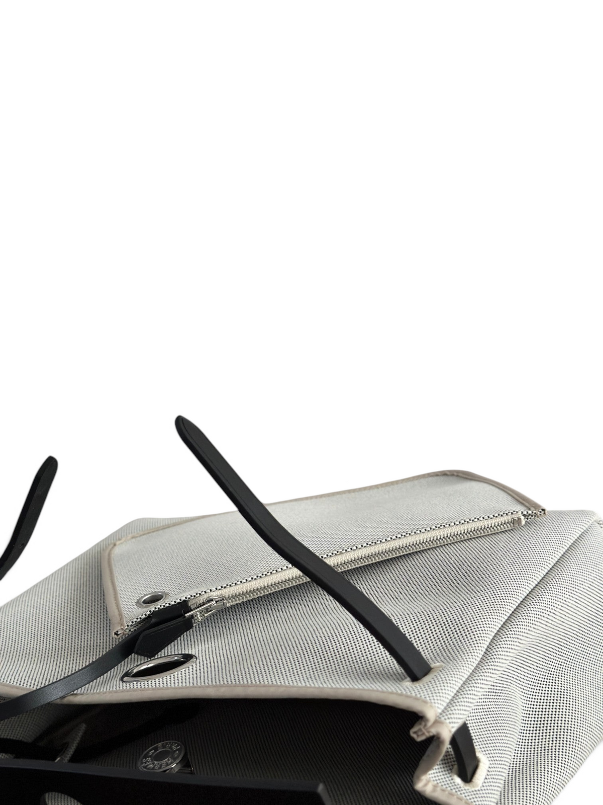 SWORD LUXURY Herbag 31 çanta, bej kanvas gövde ve siyah deri detaylara sahip, şık ve yapılandırılmış tasarım.