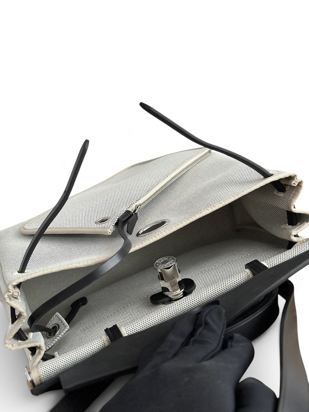 SWORD LUXURY marka, içi açılmış bej kanvas ve siyah deri detaylı Hermès Herbag 31 çanta, Clou de Selle kilit mekanizması.